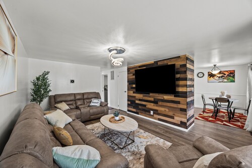 Charming 3-bedroom house with fitness room and AC in lovely Columbus. Cozy home