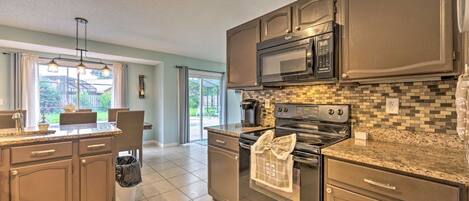 冷蔵庫、電子レンジ、オーブン、コンロ