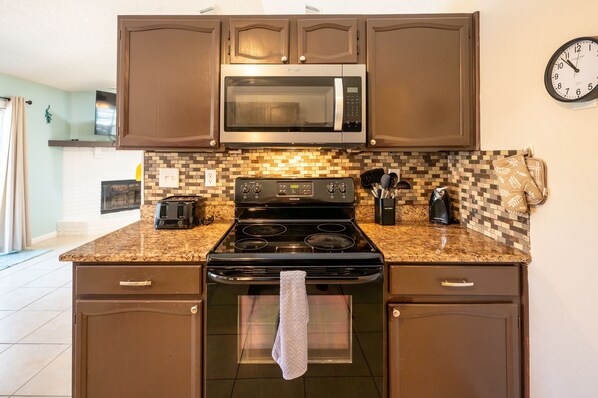Fridge, microwave, oven, stovetop - Spacious Family Near Disney Parks, w/Heat Pool (Kissimmee)