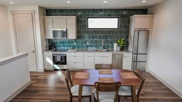 Een koelkast, een magnetron, een oven, een kookplaat