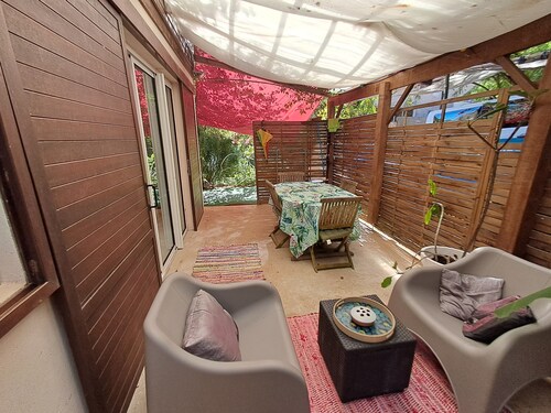 Studio close to Bourda beach, in a quiet, leafy setting.