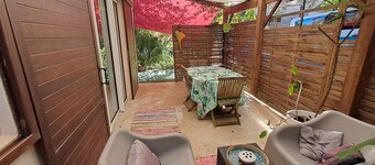 Studio close to Bourda beach, in a quiet, leafy setting.