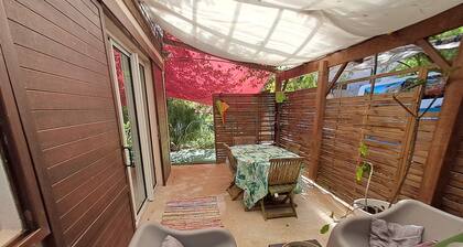 Studio close to Bourda beach, in a quiet, leafy setting.