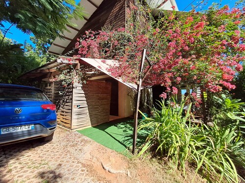 Studio close to Bourda beach, in a quiet, leafy setting.