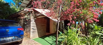 Studio close to Bourda beach, in a quiet, leafy setting.