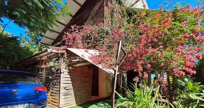 Studio close to Bourda beach, in a quiet, leafy setting.