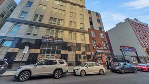 Un edificio de varios pisos con un Centro de Atención Friends y un Spa de Relajación.