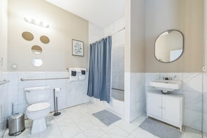 Secadora de cabello, toallas, jabón, papel de baño
