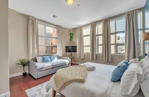Modern 2-bedroom condo in Center City Philadelphia - Walk to Convention Center