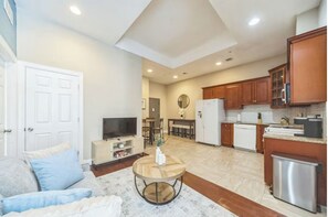 TV - Modern 2-bedroom condo in Center City Philadelphia - Walk to Convention Center (Philadelphia)