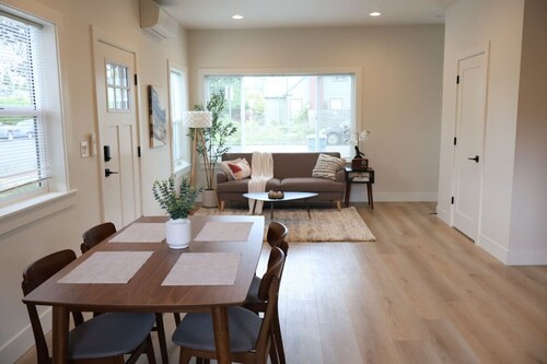 Breathtaking Home In Downtown | Quite Cozy Retreat