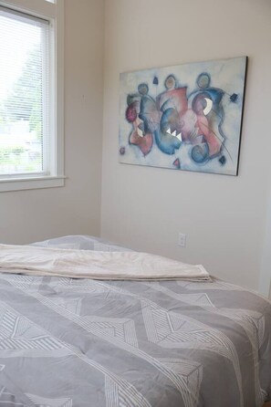 Tabla de planchar con plancha, wifi y ropa de cama