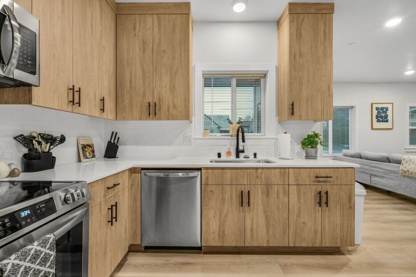 Geladeira, micro-ondas, fogão, cooktop