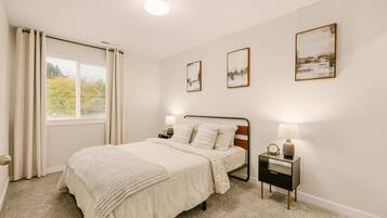 3 habitaciones, escritorio y tabla de planchar con plancha