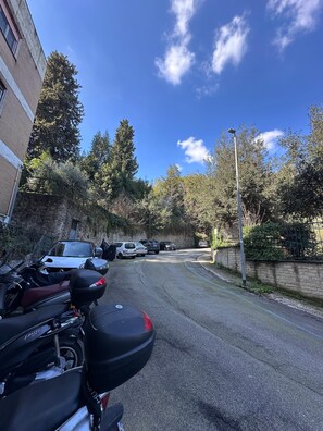 المنطقة المحيطة بالمنشأة