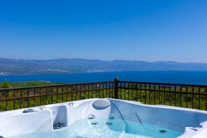 Outdoor spa tub - Luxury Villa GLABROVA with pool, jacuzzi and sauna (Žestilac)
