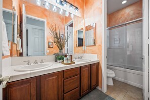 Shower, jetted bath, hair dryer, bidet - Maravilla 4br expansive backyard Pool Spa & Speakeasy (Indio)