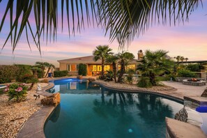 Pool - Maravilla 4br expansive backyard Pool Spa & Speakeasy (Indio)