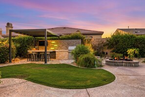 Outdoor dining - Maravilla 4br expansive backyard Pool Spa & Speakeasy (Indio)