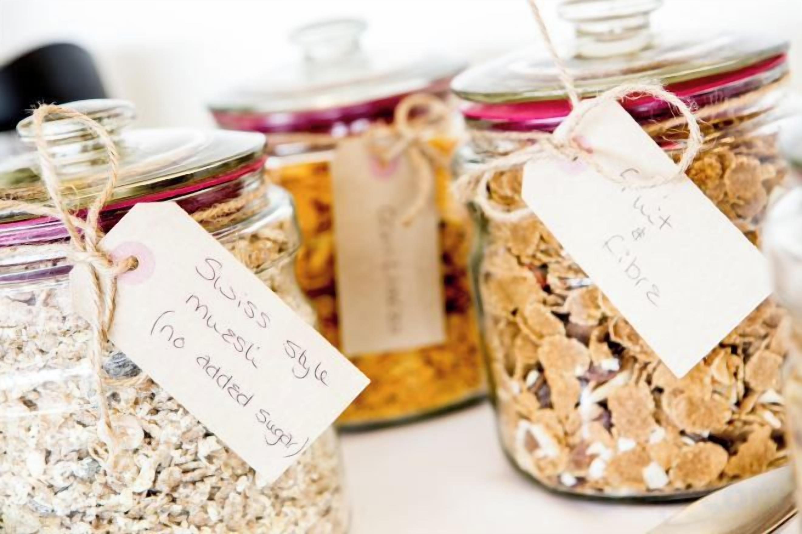 Varios frascos de vidrio con etiquetas, que parecen contener cereales o granos.