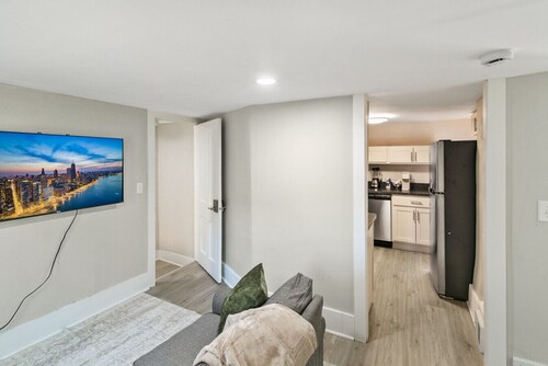 Cozy Apartment in DT Libertyville, Near Naval Base