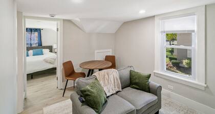 Cozy Apartment in DT Libertyville, Near Naval Base