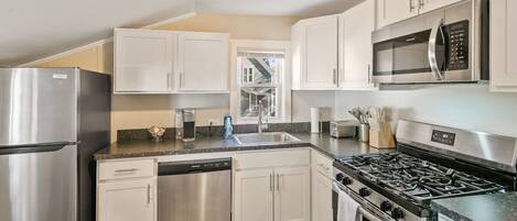 ثلاجة، ميكروويف، فرن، موقد طهي مسطح