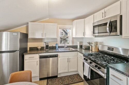 Cozy Spot in Heart of Libertyville Near Naval Base