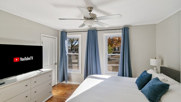 2 bedrooms, desk, iron/ironing board, travel cot - Cozy Spot in Heart of Libertyville Near Naval Base (Libertyville)
