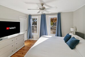 2 habitaciones, escritorio y tabla de planchar con plancha 