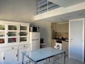 Unclassified image, 4 of 28, button