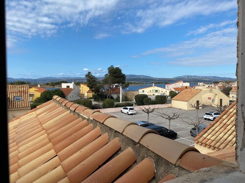Air-conditioned accommodation (4 to 6 people) by the sea and lake, terrace, quiet location