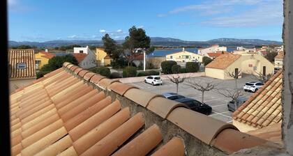 Air-conditioned accommodation (4 to 6 people) by the sea and lake, terrace, quiet location