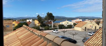 Air-conditioned accommodation (4 to 6 people) by the sea and lake, terrace, quiet location