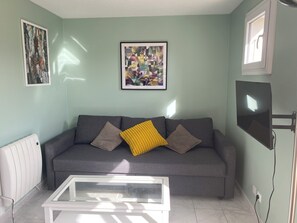 TV - Air-conditioned accommodation (4 to 6 people) by the sea and lake, terrace, quiet location (Le Barcarès)