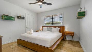 5 bedrooms, desk, iron/ironing board, travel cot