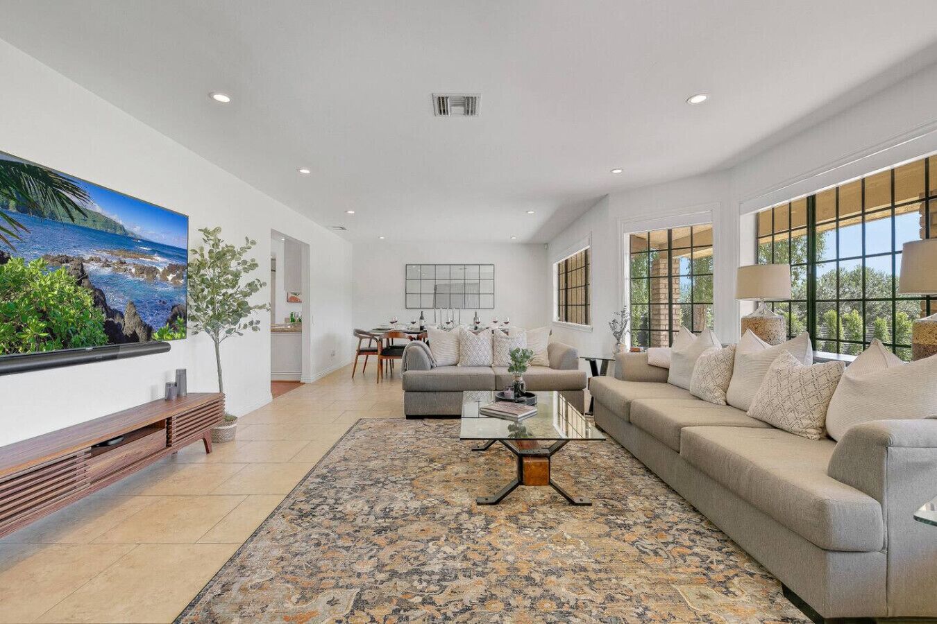 Televisión, chimenea y estéreo 