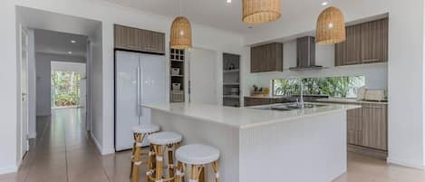 Wasserkocher mit Kaffee-/Teezubehör, Kühlschrank, Mikrowelle, Ofen
