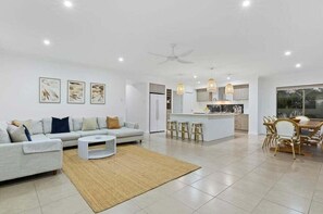 TV, offices - Barrels- Beachside holiday home sleeping 10 (kingscliff)