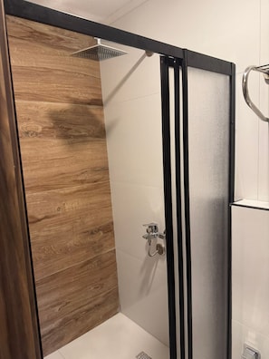 Deluxe Single Room | Bathroom | Shower, hair dryer, towels, soap