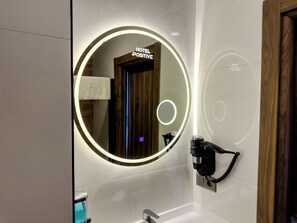 淋浴设施、吹风机、毛巾、肥皂