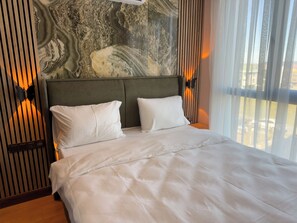 客房内保险箱、笔记本电脑工作区、遮光窗帘、隔音