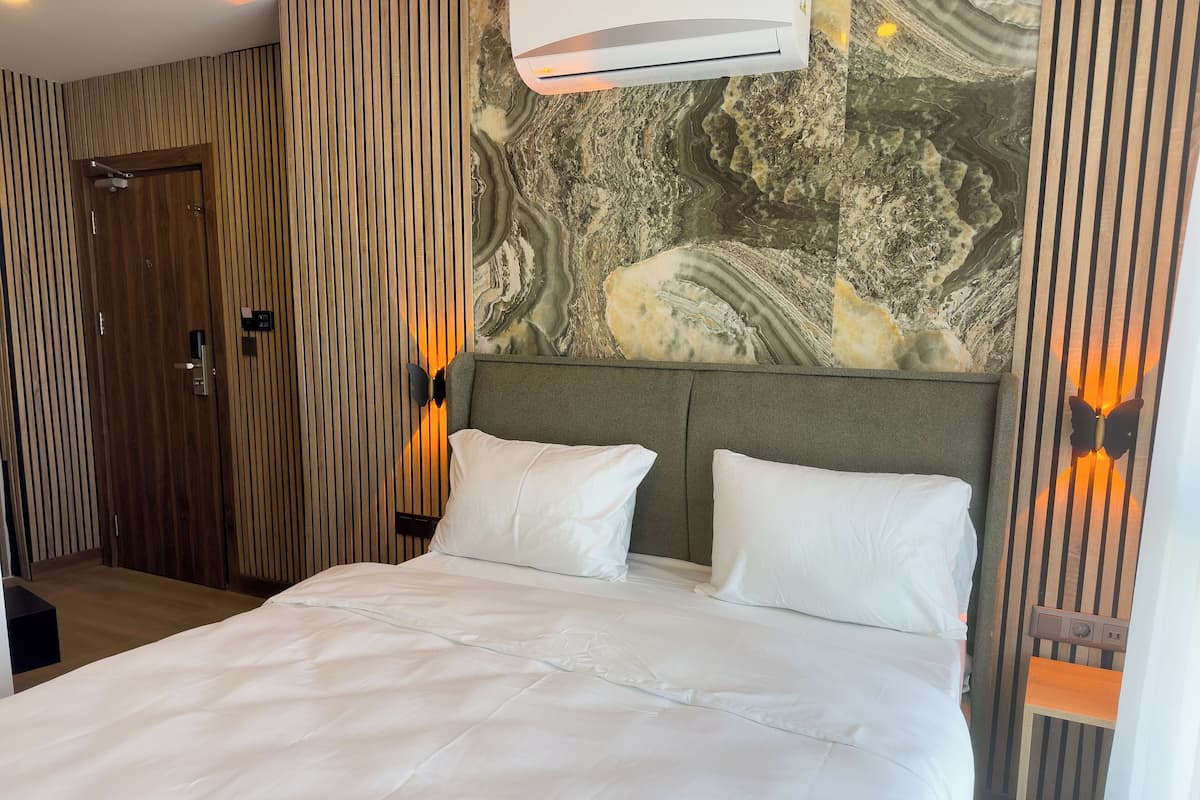 セーフティボックス (室内)、ノートパソコン用作業スペース、遮光カーテン、防音設備