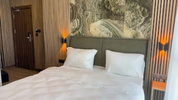 Brankas, ruang kerja ramah laptop, tirai kedap cahaya, dan kedap suara