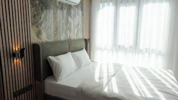 Brankas, ruang kerja ramah laptop, tirai kedap cahaya, dan kedap suara