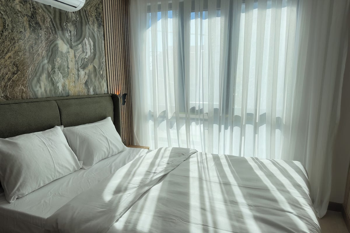 セーフティボックス (室内)、ノートパソコン用作業スペース、遮光カーテン、防音設備