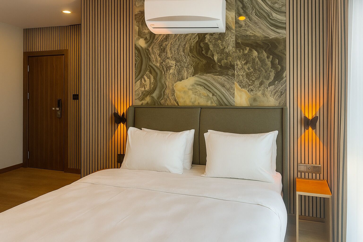 Caja de seguridad en la habitación y espacio para trabajar con laptop 