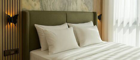 Una habitación de hotel moderna con una cama grande, un muro con diseño de mármol y una unidad de aire acondicionado sobre la cama.