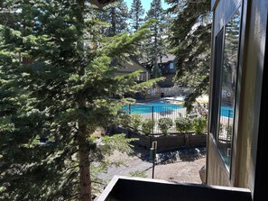 Utendørsbasseng og et oppvarmet basseng