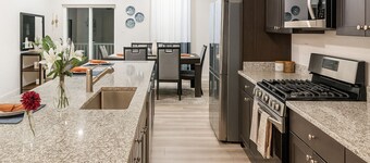 Lux Escape w/King Bed/Loft/Skyline Views near BLT